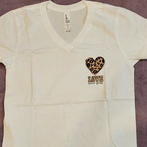 Graphic V-neck, fitted T-shirt